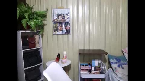 yoursubmissive_larah online show from 05/17/26, 06:33
