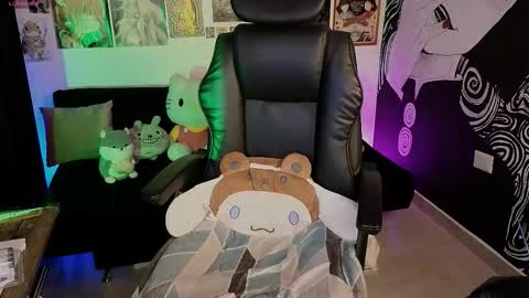    rawr   Anne Independent model      online show from 02/11/26, 12:37