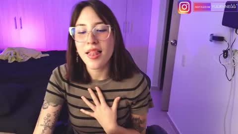 Snapshot of yulienne chatting on 11/09/25, 01:37 Yulienne online show from 11/09/25, 01:37