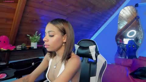 yumi_hanna online show from 12/15/25, 02:49