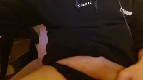 Snapshot of yunaventi chatting on 10/30/25, 02:02 FemboyVenti online show from 10/30/25, 02:02