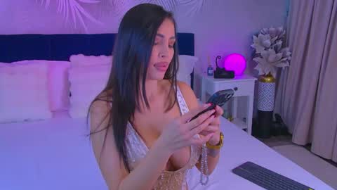 Snapshot of yviesweet chatting on 10/29/25, 07:10 Laura online show from 10/29/25, 07:10