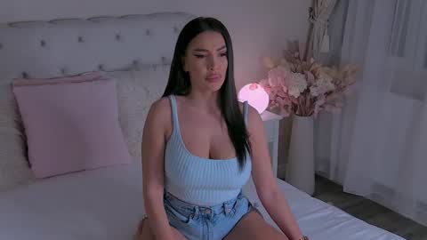 Snapshot of yviesweet chatting on 12/02/25, 05:02 Laura online show from 12/02/25, 05:02