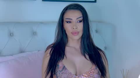 Snapshot of yviesweet chatting on 12/05/25, 02:47 Laura online show from 12/05/25, 02:47