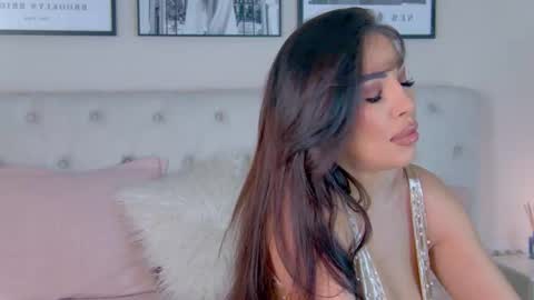 Snapshot of yviesweet chatting on 12/19/25, 08:32 Laura online show from 12/19/25, 08:32