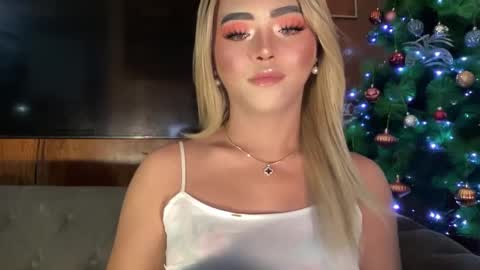 Snapshot of yvonne_guidotti chatting on 12/09/24, 05:19 Miss Cali online show from 12/09/24, 05:19