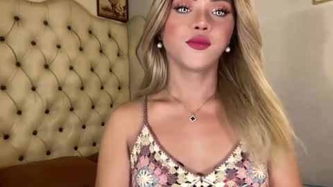 Snapshot of yvonne_guidotti chatting on 02/01/25, 08:08 Miss Cali online show from 02/01/25, 08:08