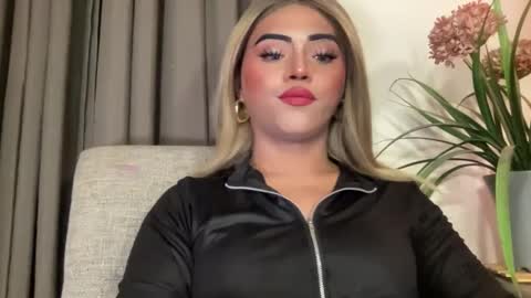 Snapshot of yvonne_guidotti chatting on 02/03/25, 06:56 Miss Cali online show from 02/03/25, 06:56