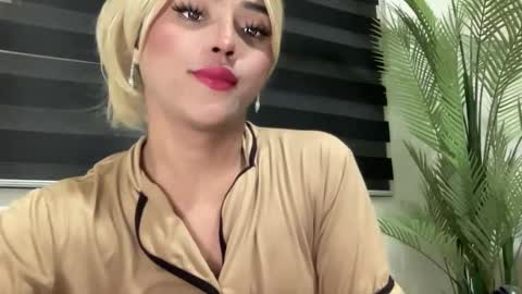 Snapshot of yvonne_guidotti chatting on 02/23/25, 11:11 Miss Cali online show from 02/23/25, 11:11