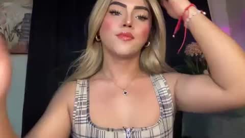 Snapshot of yvonne_guidotti chatting on 09/21/25, 04:41 Miss Cali online show from 09/21/25, 04:41