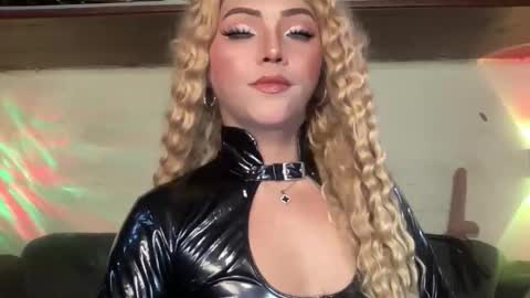 Snapshot of yvonne_guidotti chatting on 10/25/25, 06:57 Miss Cali online show from 10/25/25, 06:57