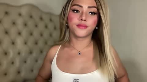 Snapshot of yvonne_guidotti chatting on 11/14/25, 04:22 Miss Cali online show from 11/14/25, 04:22