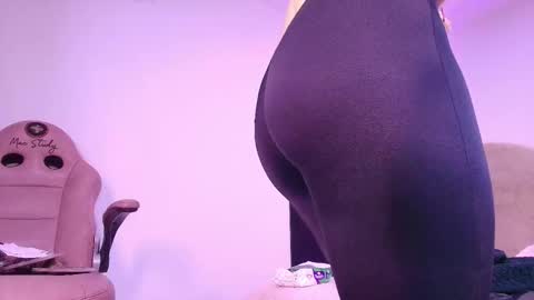 Snapshot of z_zoe_ chatting on 11/28/25, 03:09 Zoe online show from 11/28/25, 03:09