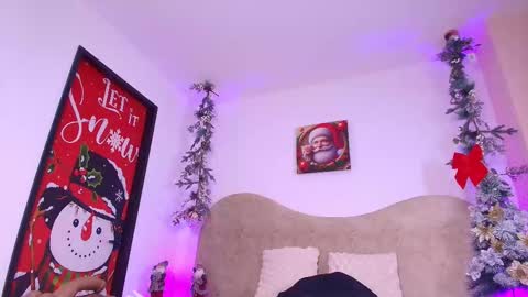 Snapshot of z_zoe_ chatting on 12/15/25, 03:00 Zoe online show from 12/15/25, 03:00