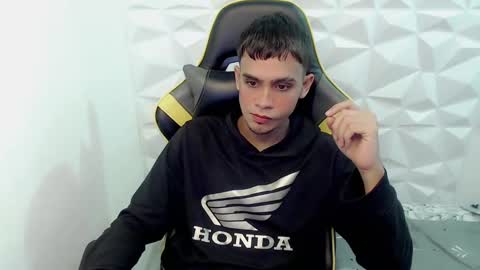 Snapshot of zacariass_ chatting on 12/10/24, 10:05 ZACARIAS online show from 12/10/24, 10:05