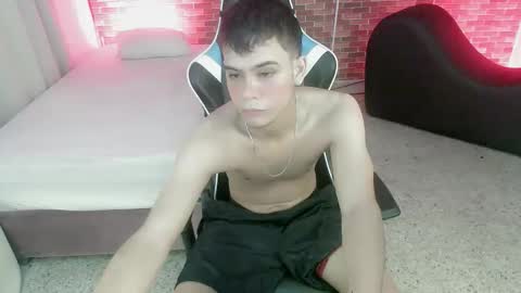 Snapshot of zacariass_ chatting on 09/19/25, 04:58 ZACARIAS online show from 09/19/25, 04:58