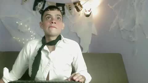 Snapshot of zacariass_ chatting on 10/26/25, 03:45 ZACARIAS online show from 10/26/25, 03:45