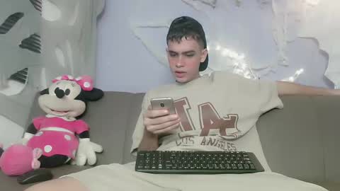 Snapshot of zacariass_ chatting on 10/28/25, 03:32 ZACARIAS online show from 10/28/25, 03:32