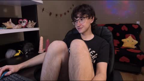 Snapshot of zackstivensen chatting on 02/21/25, 11:43 Zachary next stream on monday online show from 02/21/25, 11:43