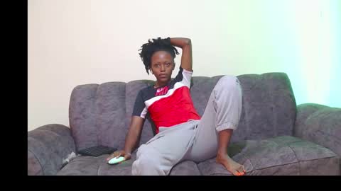 Snapshot of zara_lae chatting on 12/18/25, 10:43 nicky online show from 12/18/25, 10:43