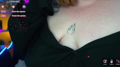 Snapshot of zarareign_ chatting on 01/17/25, 04:06 Lola online show from 01/17/25, 04:06