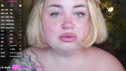 Snapshot of zarareign_ chatting on 10/15/25, 07:41 Lola online show from 10/15/25, 07:41