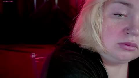 Snapshot of zarareign_ chatting on 11/16/25, 01:39 Lola online show from 11/16/25, 01:39