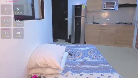 Snapshot of zarayclover__ chatting on 09/11/25, 09:37 ZARAY CLOVER online show from 09/11/25, 09:37