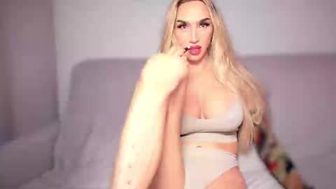 Snapshot of zarinastoun20 chatting on 02/14/25, 09:21 ZARINA online show from 02/14/25, 09:21