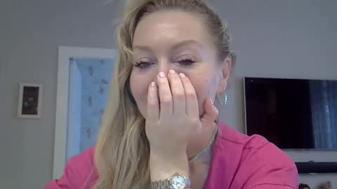 Snapshot of zarinaswift chatting on 10/10/25, 04:33 Zarina Swift online show from 10/10/25, 04:33