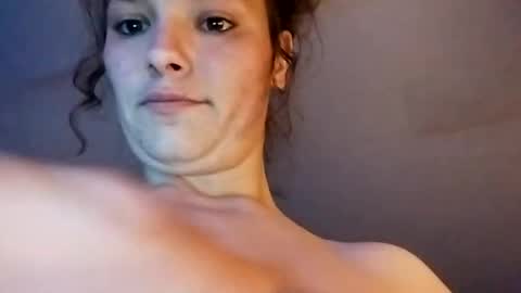 Snapshot of zellelajay2009 chatting on 02/26/25, 09:42 KENDAL Kaylee online show from 02/26/25, 09:42