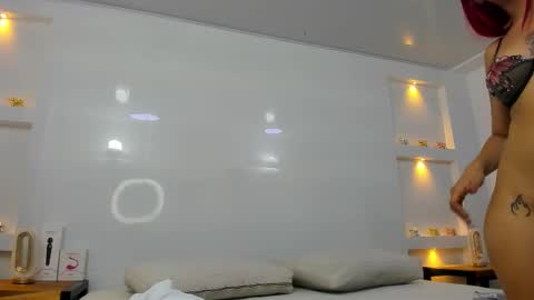 Zenda Evans online show from 11/10/25, 04:00