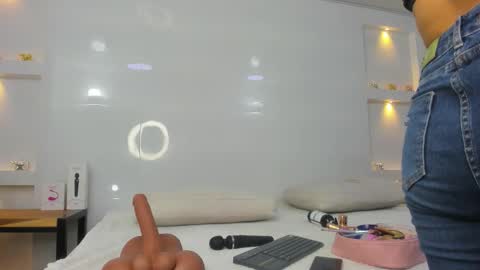 Zenda Evans online show from 01/06/26, 04:16