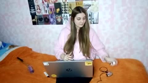 Snapshot of zeniabrossoit chatting on 04/09/26, 12:43 zeniabrossoit online show from 04/09/26, 12:43