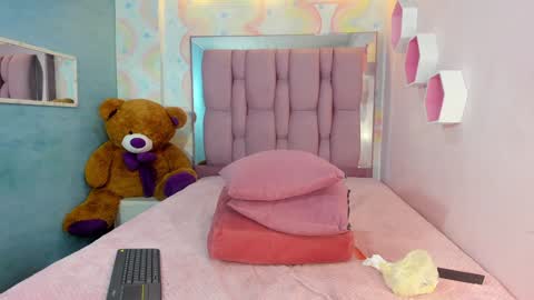 Snapshot of zephyra_angels1 chatting on 12/31/24, 04:25 ZEPHYRA ANGELS online show from 12/31/24, 04:25