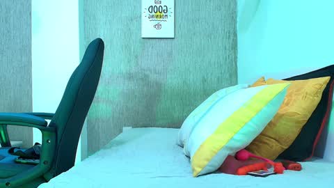 ZHAMIRA  ANDRES online show from 01/12/25, 04:00