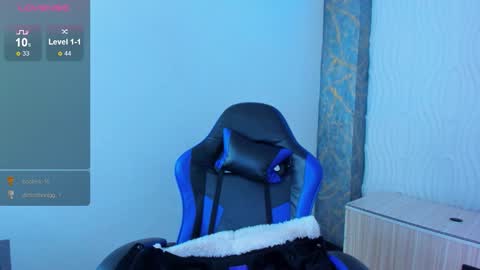 Snapshot of zoe_connor19 chatting on 05/13/26, 10:06 Z O E online show from 05/13/26, 10:06