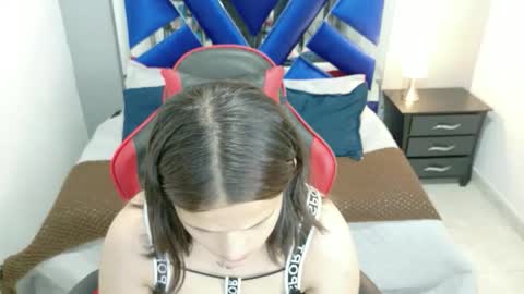 Snapshot of zoe_green01 chatting on 04/11/26, 02:43 zoe online show from 04/11/26, 02:43