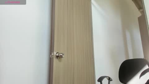 zoe_maddison19 online show from 12/13/25, 07:53