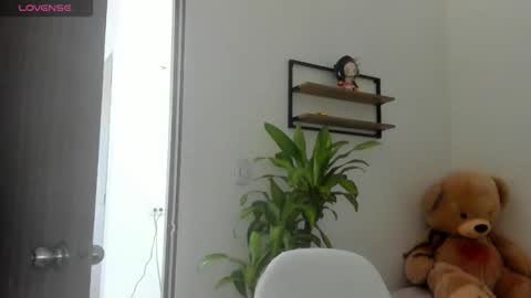 zoe_maddison19 online show from 12/17/25, 06:58