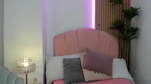 zoe_quinn7 online show from 12/18/25, 07:53