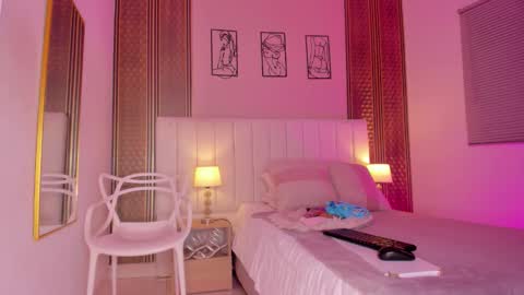 Hi guys i am Zoe  online show from 01/08/26, 11:34