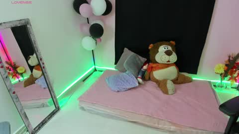 zoe_sullivan_ online show from 12/06/24, 09:21