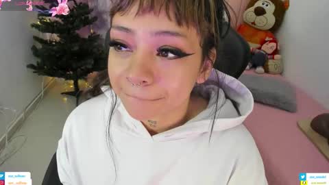 zoe_sullivan_ online show from 11/17/25, 09:48