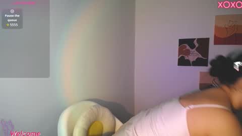 Snapshot of zoebolton1 chatting on 10/31/25, 01:23 Zoe Bolton online show from 10/31/25, 01:23