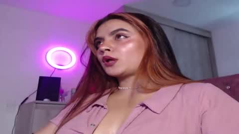 Snapshot of zoee_t chatting on 06/05/26, 01:12 Zoee online show from 06/05/26, 01:12