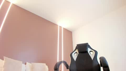 zoee_zi online show from 04/17/26, 08:34