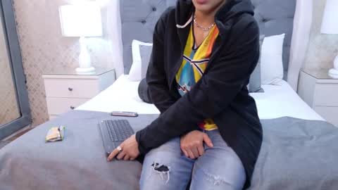 Zoe Krug online show from 10/10/25, 01:10