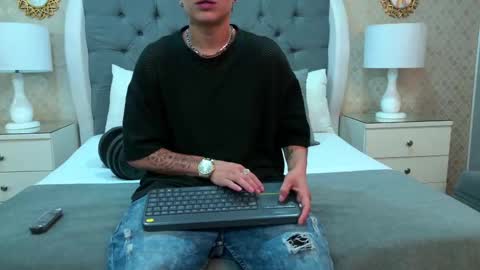 Zoe Krug online show from 11/09/25, 12:14