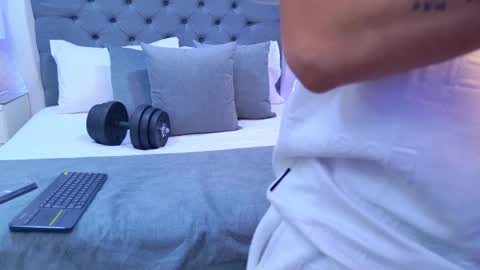 Zoe Krug online show from 11/28/25, 08:11